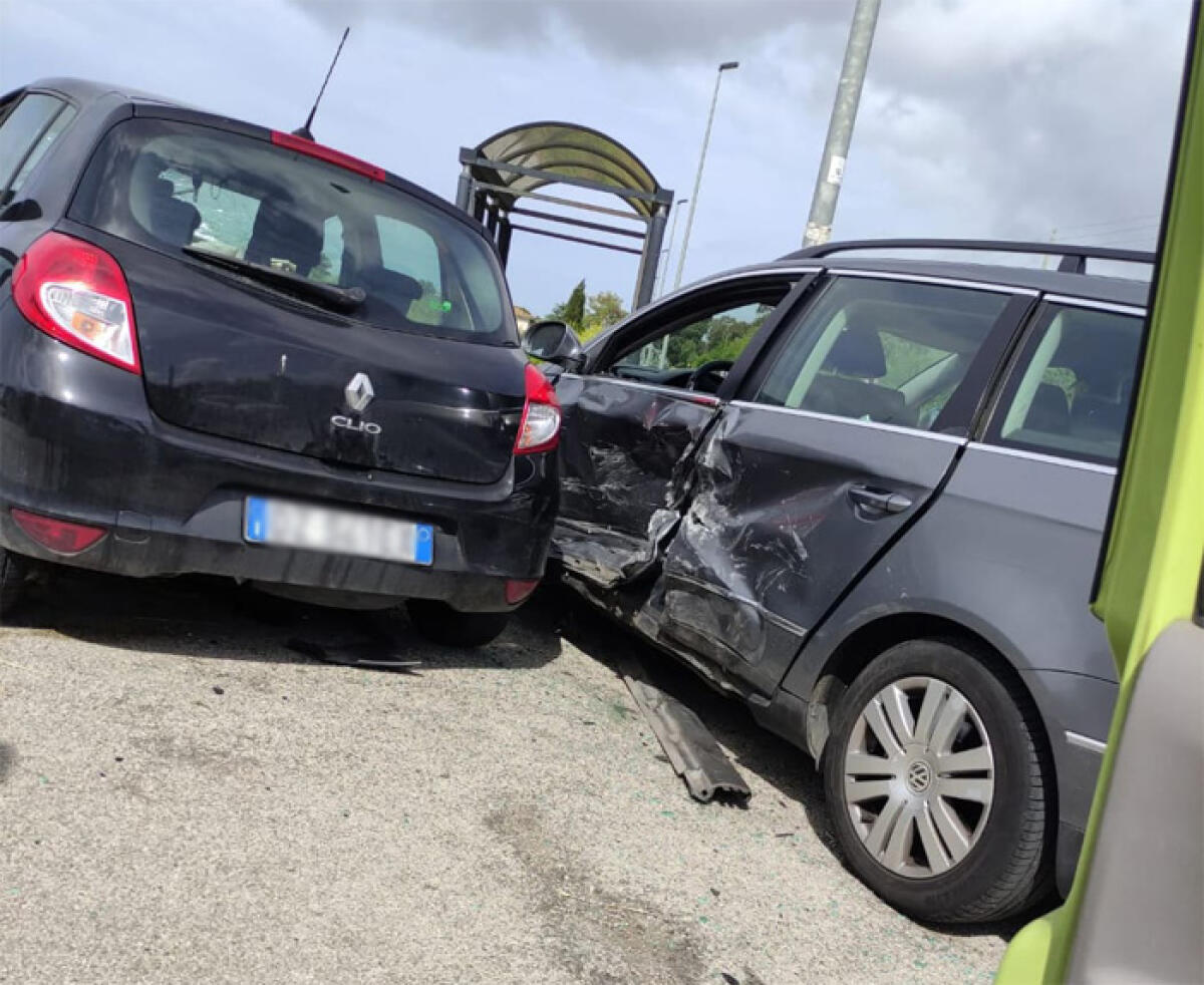 Incidente tra due auto lungo via la Cogna, ad Aprilia: due persone ferite. - 