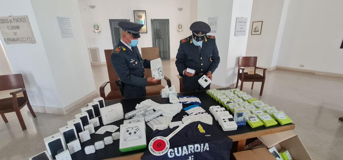 Maxi sequestro della Finanza di Latina: recuperati 40mila prodotti contraffatti, tre persone denunciate. - 