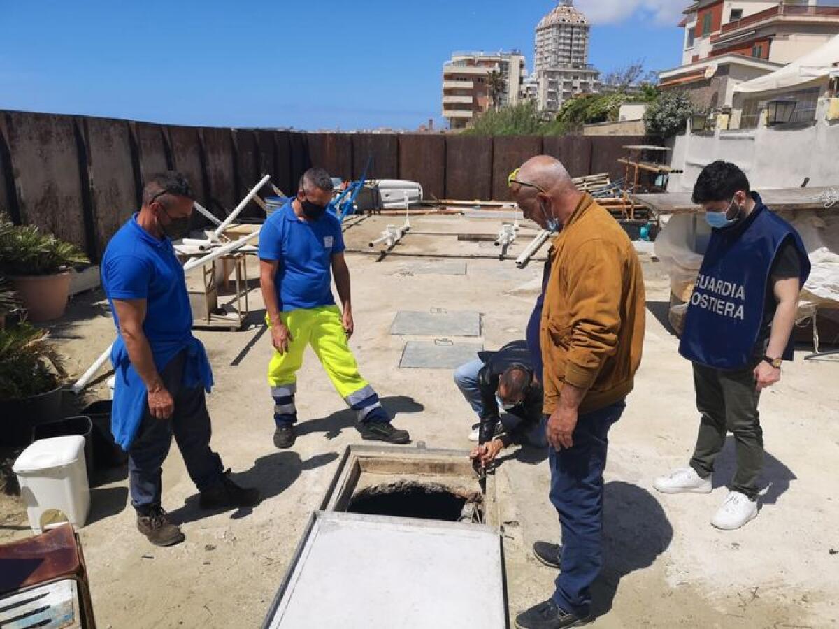 Schiuma sospetta in mare a Nettuno, sopralluogo di Arpa e Guardia Costiera a Cretarossa - 