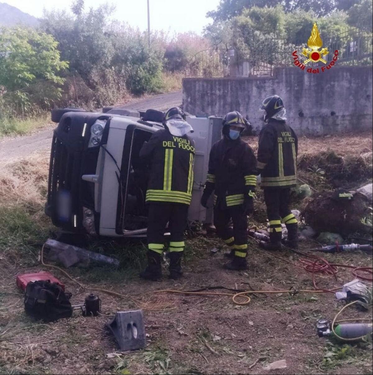 Mezzo della nettezza urbana si ribalta in un fossato, a Maranola, morto l'operatore di 41 anni di Formia - 