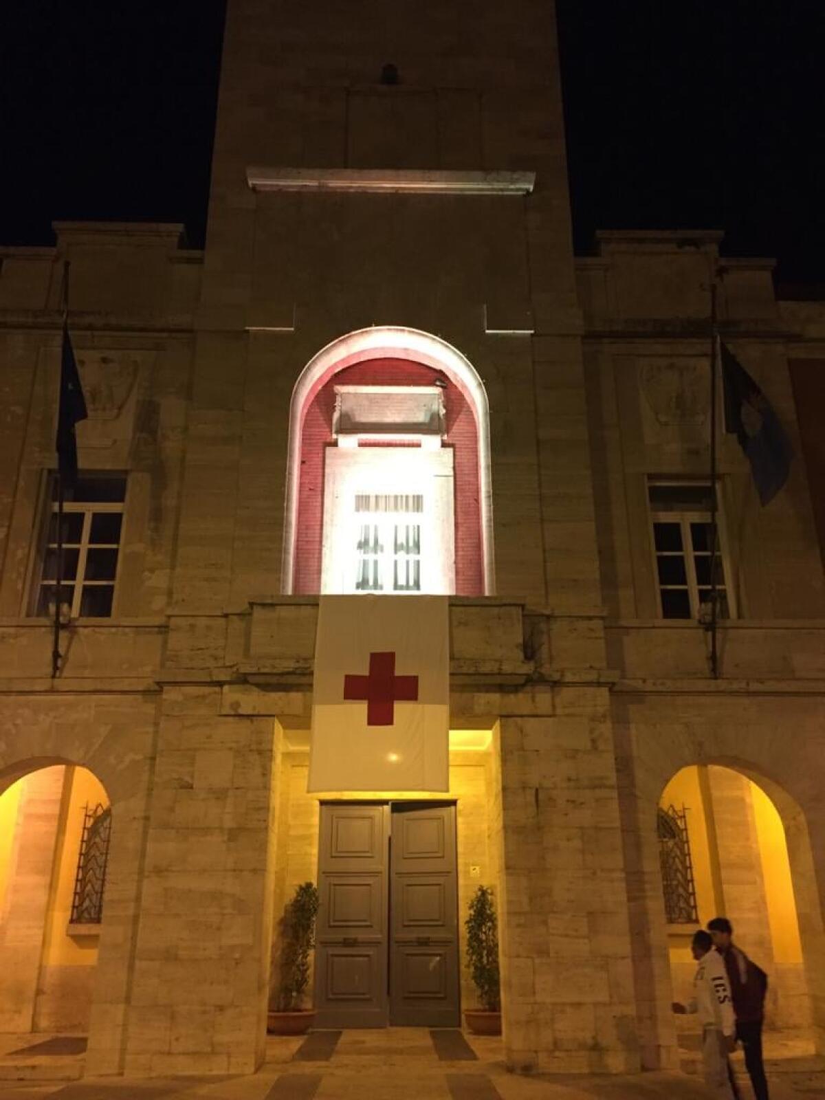 Giornata Mondiale della Croce Rossa: bandiera esposta sul Palazzo Comunale di Latina. - 
