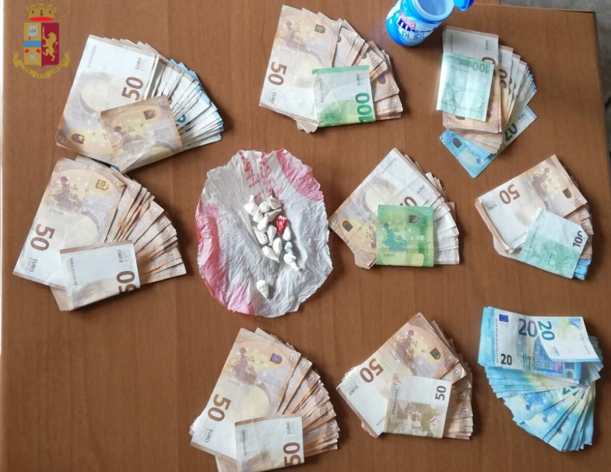 Sorpreso in casa con 9mila euro in contanti e cocaina. La Polizia arresta a Marino un 24enne albanese. - 
