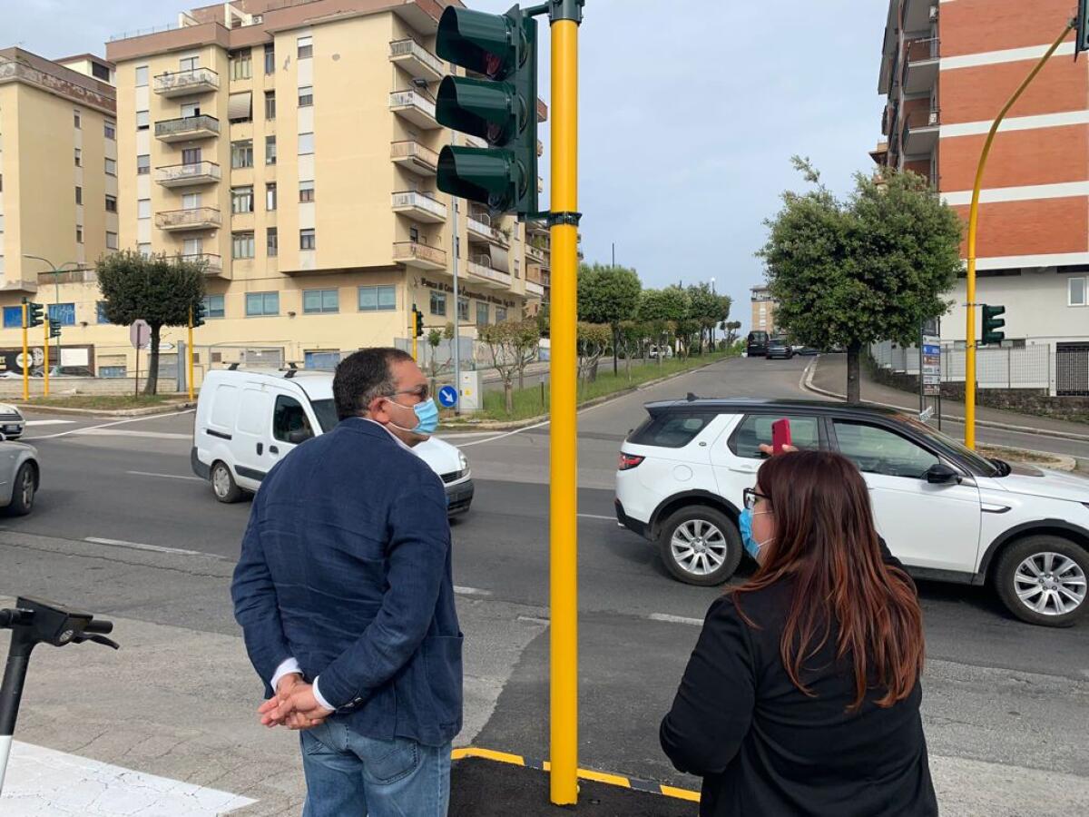 Incroci pericolosi e nuovi impianti semaforici per persone non vedenti, completati i lavori ad Aprilia - 