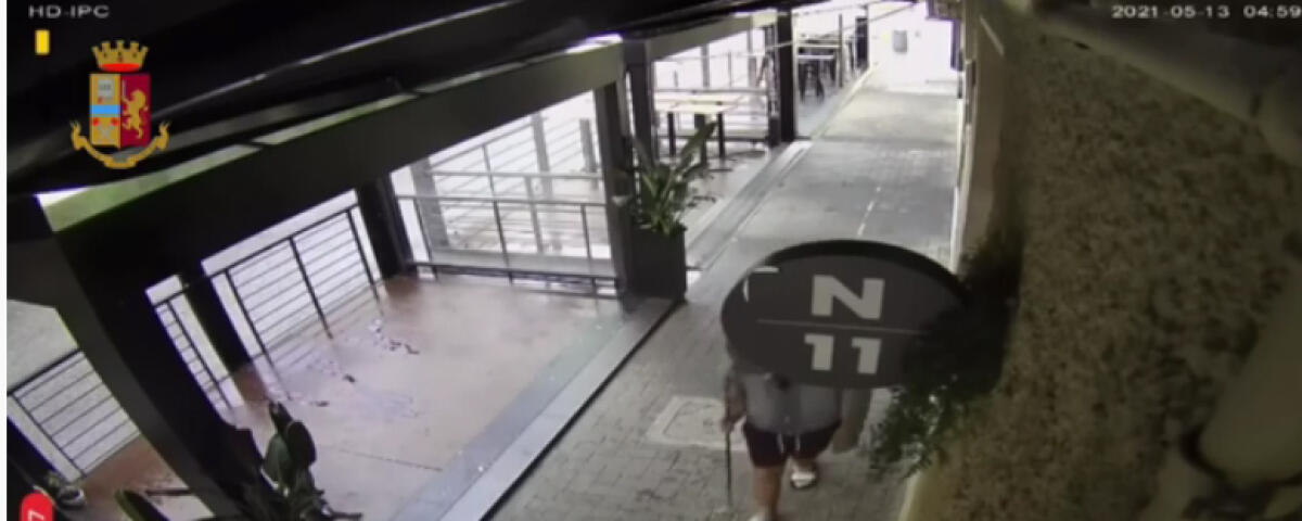 Latina, sfonda la vetrata di un pub e ruba 200 euro. Denunciato VIDEO - 
