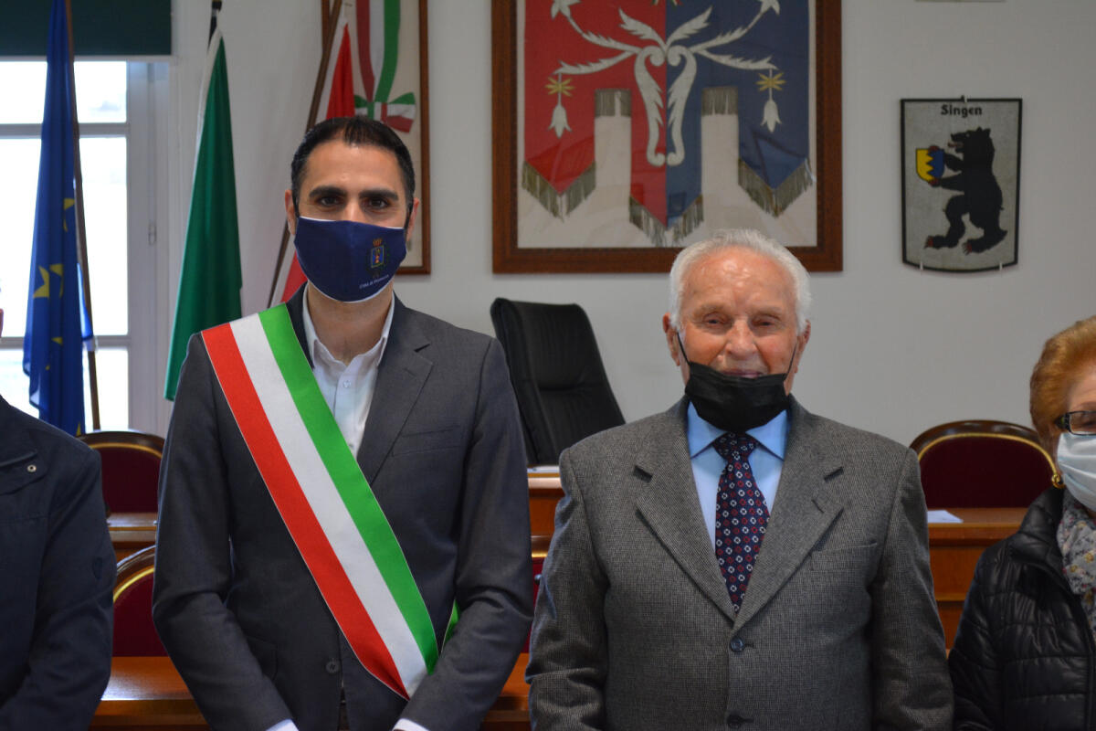 Pomezia - Il sindaco Zuccalà incontro il centenario Ermenegildo Francioni, primo di 15 fratelli - 