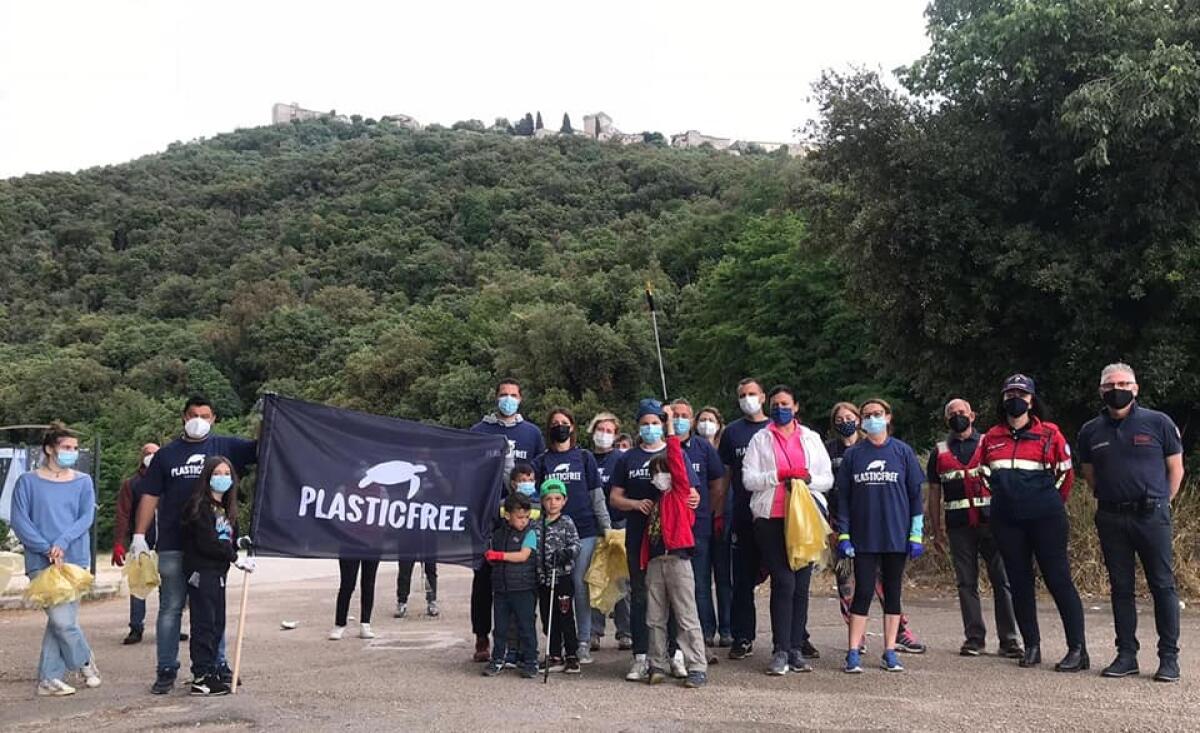 Giornata ecologica in via Romana Vecchia, Comune di Sermoneta in strada con Plastic Free - 