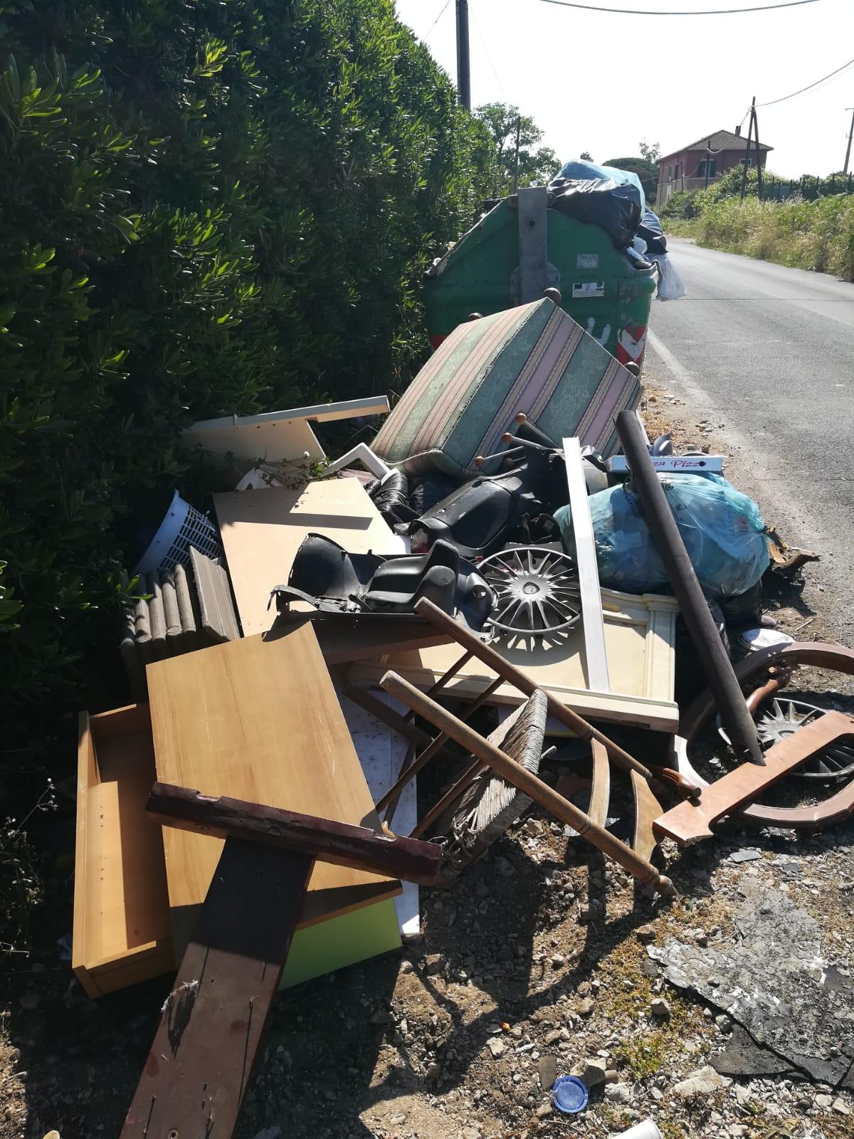 Cassonetti stracolmi e raccolta rifiuti a macchia di leopardo  a Latina, la denuncia di Di Cocco - 