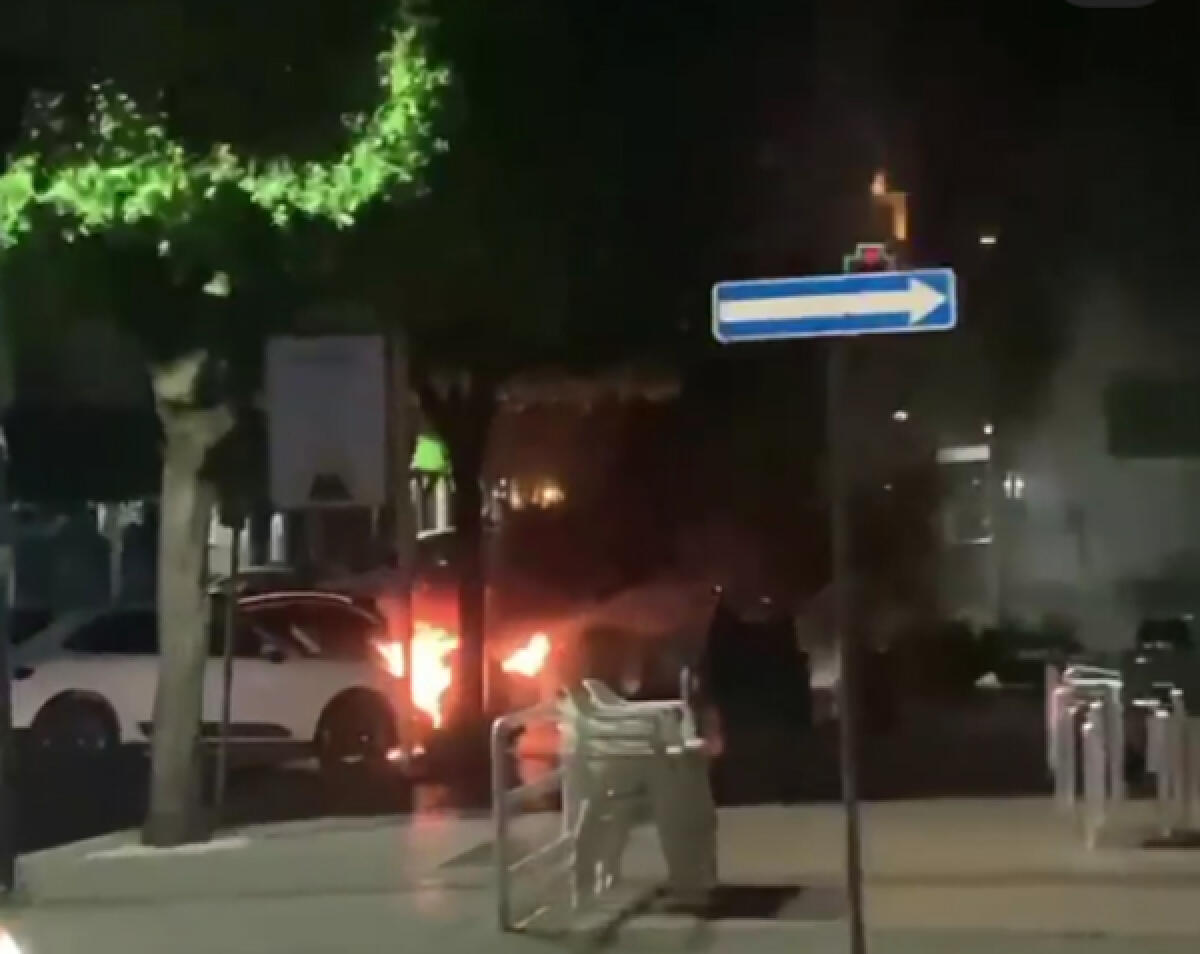 Auto in fiamme in via Giovanni XXIII, ad Aprilia: si segue la pista dolosa. - 