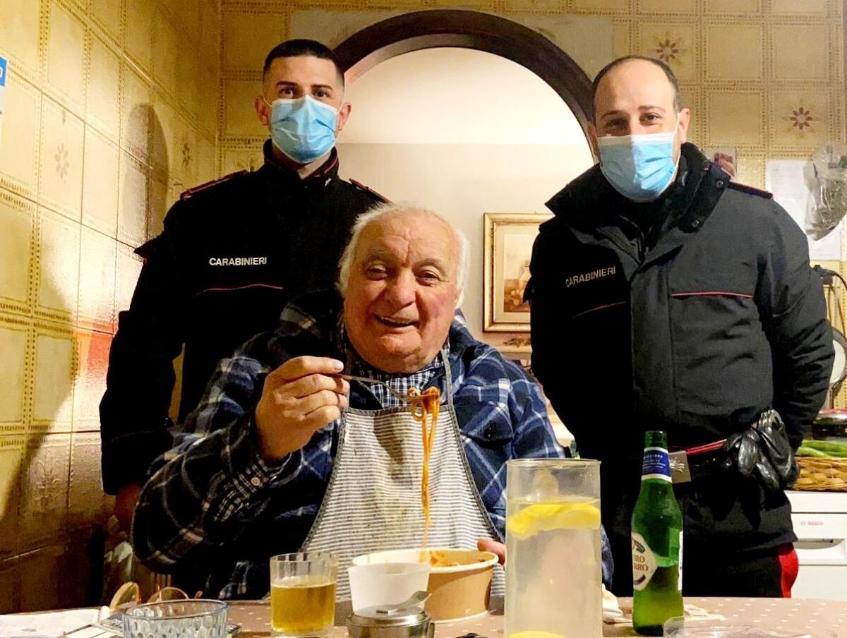 Non ha nulla da mangiare, un anziano della provincia di Roma chiama il 112 ed i Carabinieri gli portano la cena. - 