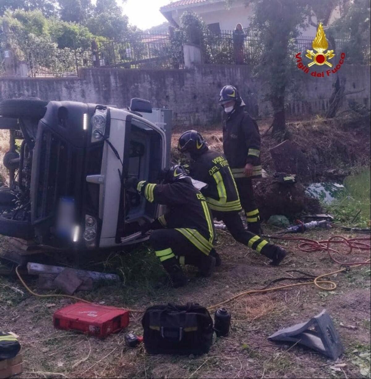 FORMIA - Un mezzo della nettezza urbana si ribalta in un fossato, a Maranola. Ferito il conducente. - 