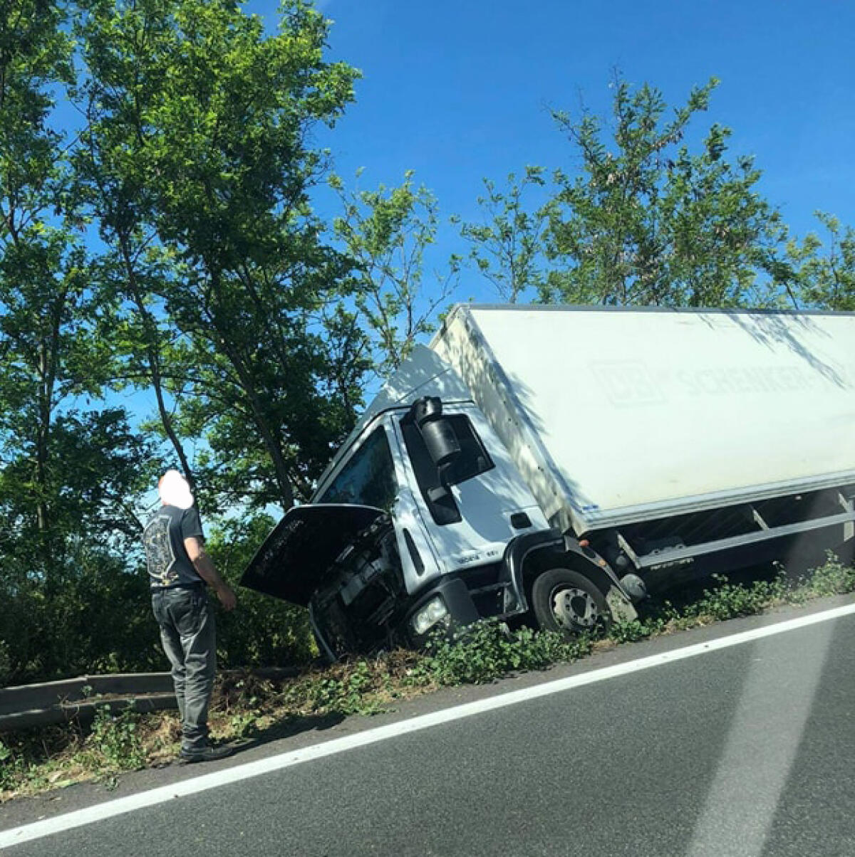 Pomezia - Tir fuori strada, riaperta la Pontina in direzione di Latina - 