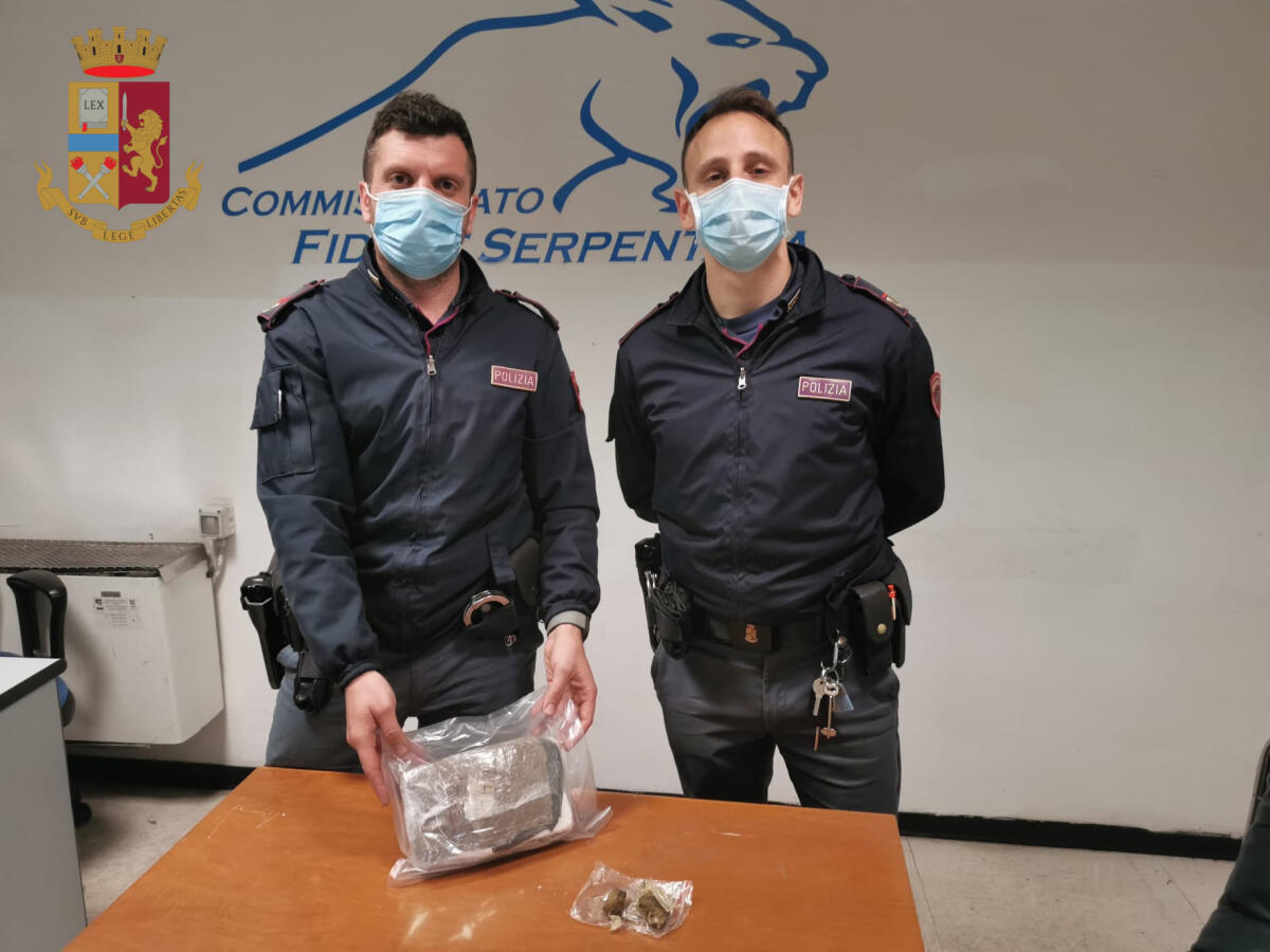 Sbaglia persona e consegna un pacco con oltre un chilo di cocaina ad un poliziotto. 33enne originario di Sezze in manette a Roma. - 