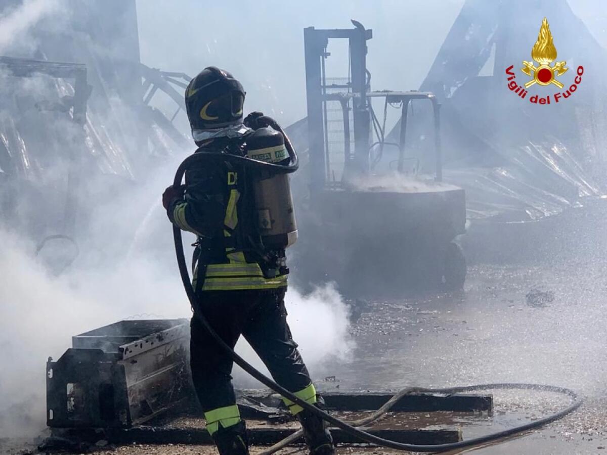 Incendio in un capannone agricolo a Sabaudia, intervengono i vigili del fuoco FOTO - 