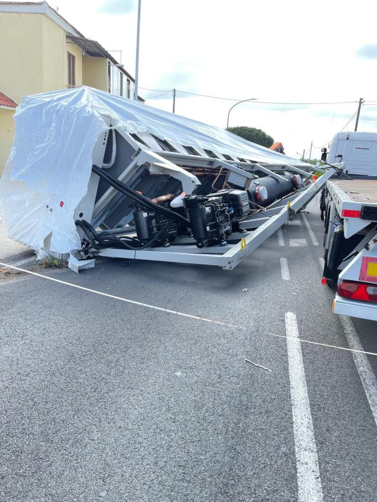 Autoarticolato perde il carico sulla Nettunense, a Monte Giove: strada riaperta in entrambi i sensi di marcia. - 