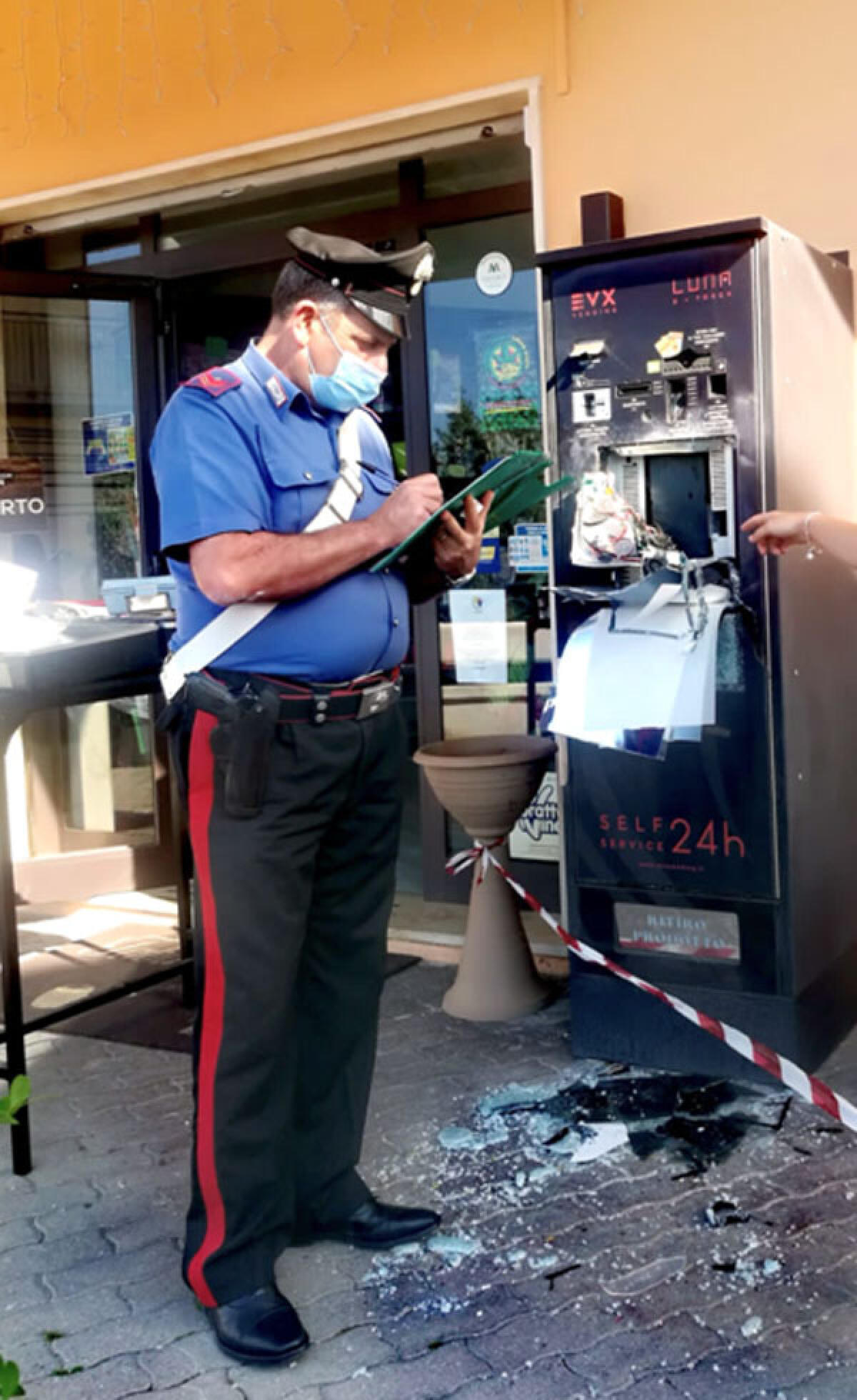 SCAURI - Tentano di rubare la gettoniera di un distributore automatico: uno finisce in  manette. - 