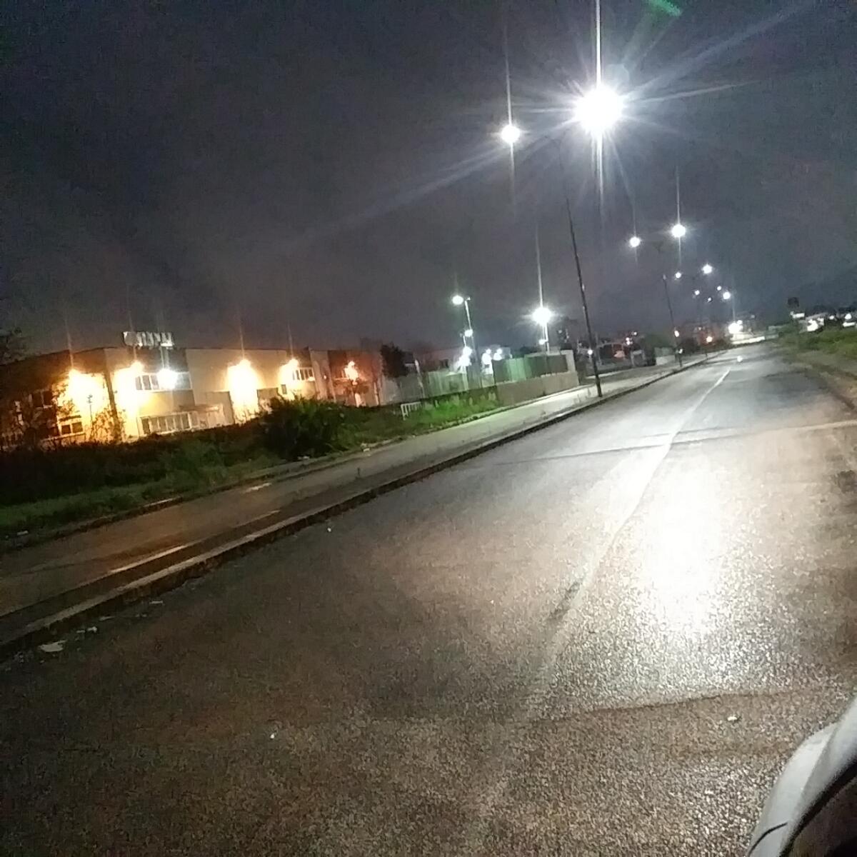 Tutta la zona industriale di via delle Valli, ad Aprilia, finalmente dotata dell’illuminazione pubblica. - 