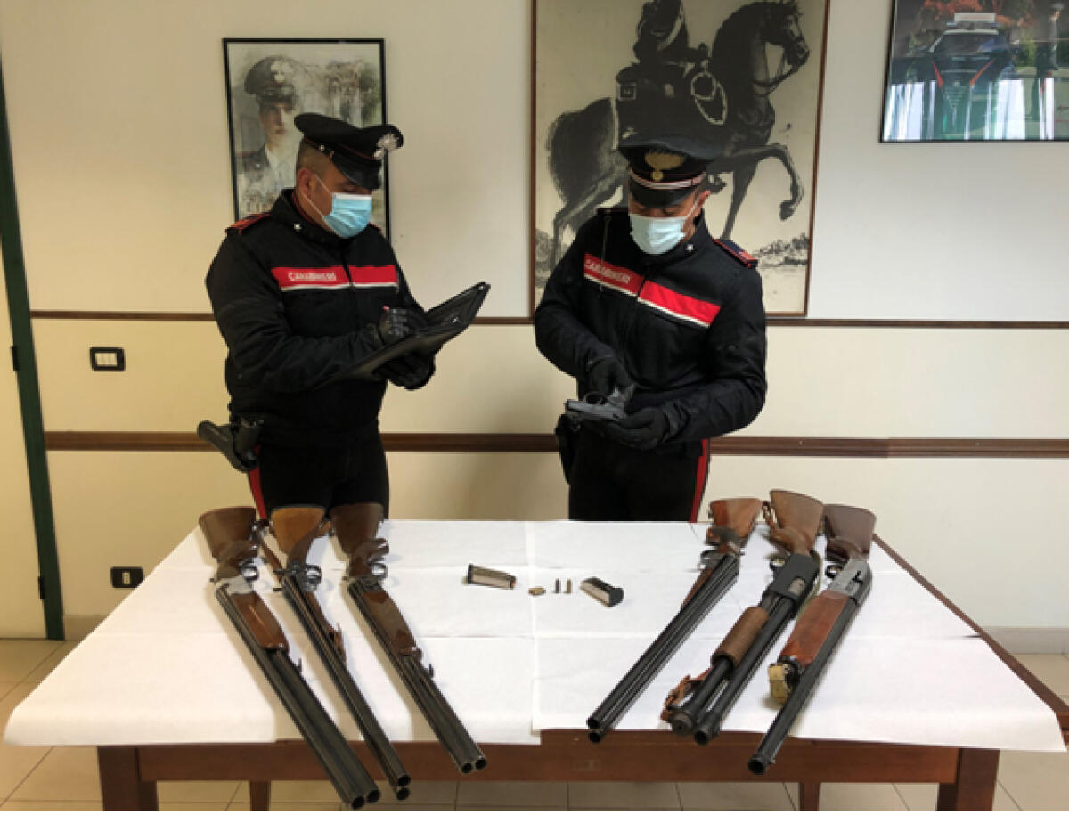 Terracina, lite tra coniugi: i carabinieri intervengono e sequestrano una pistola e 6 fucili - 