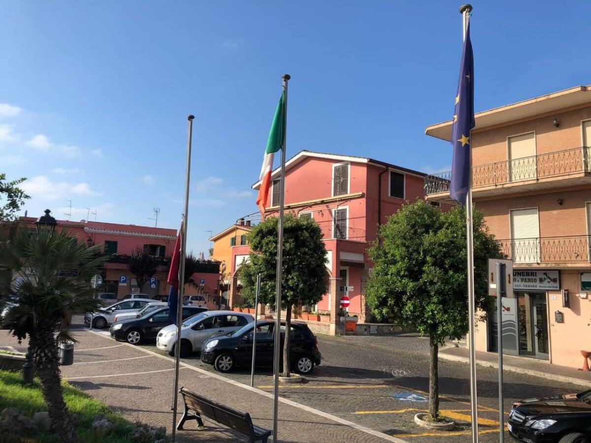 Dramma di Colle Romito: oggi ad Ardea è lutto cittadino. Bandiere a lutto o a mezz’asta in tutta la città. - 