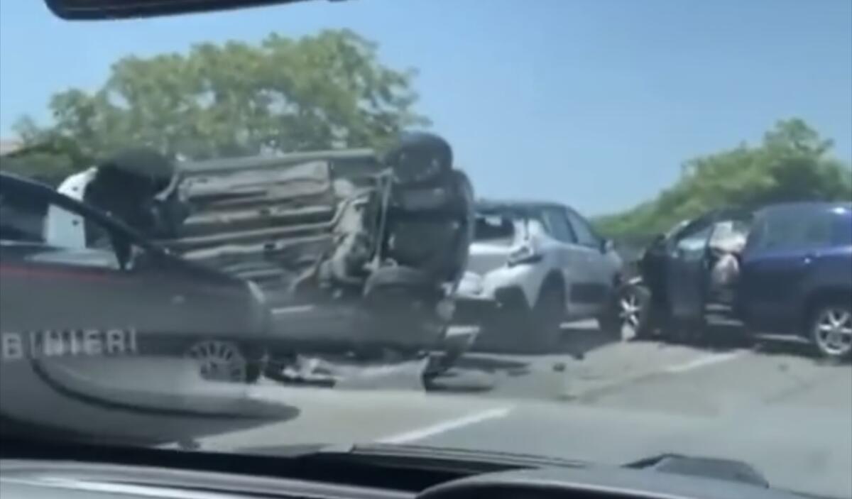 Brutto incidente sulla Pontina ad Aprilia: auto si ribalta - 