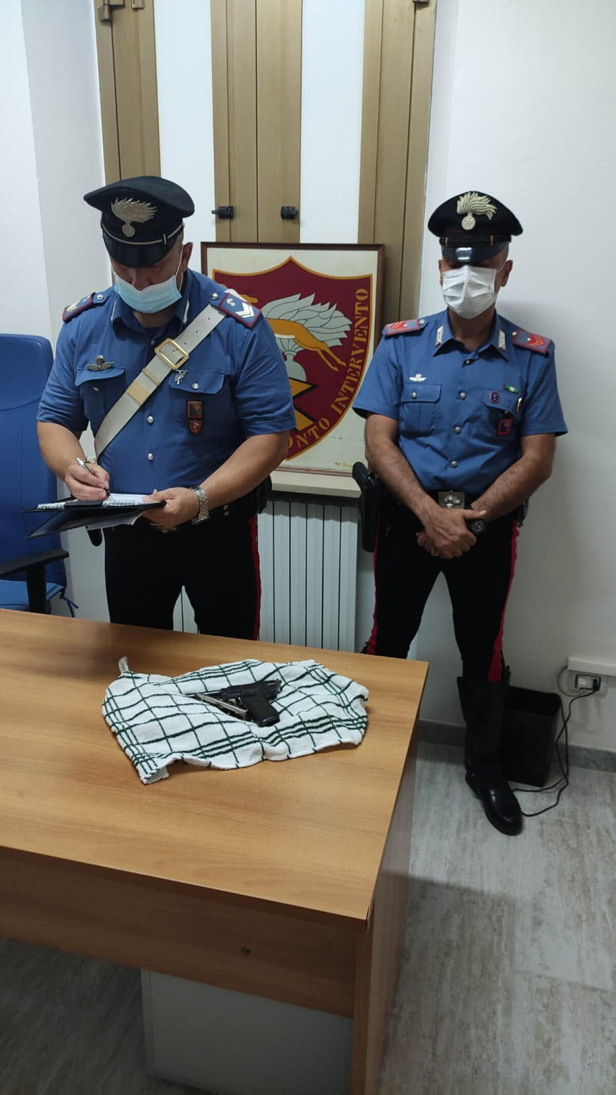 Latina: a bordo di ciclomotore armata di pistola, arrestata dai carabinieri - 