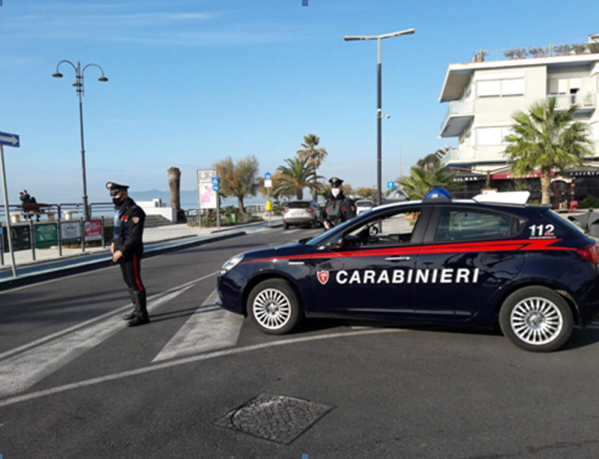 Rissa sul lungomare a Terracina, dopo il fuggi fuggi i carabinieri recuperano un'arma giocattolo - 