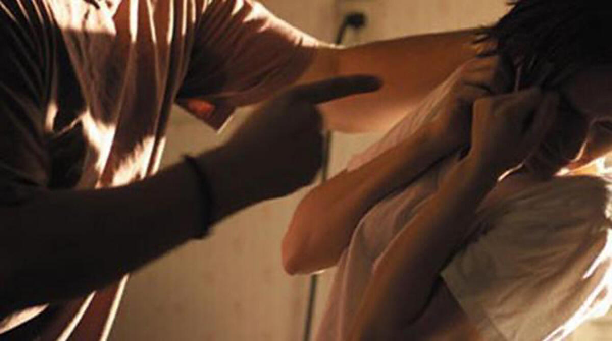 Sferra calci e pugni alla ex, poi l'afferra per il collo, la morde e la colpisce con una testata: in arresto 39enne di Formia - 