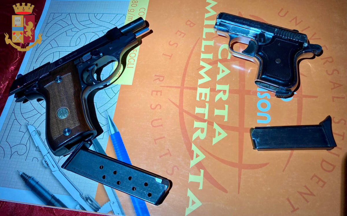 Nascondevano due pistole semiautomatiche detenute illegalmente, un arresto e una denuncia - 