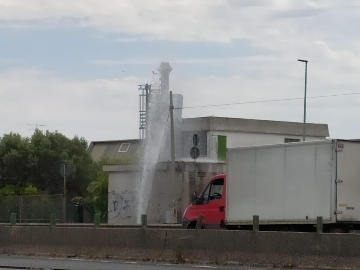 Aprilia - Enorme perdita d'acqua alla Borgata Agip foto e video - 