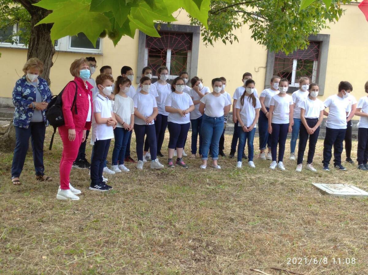 Aprilia - Gli alunni della 5E della Deledda piantano un albero per salutare la scuola primaria - 