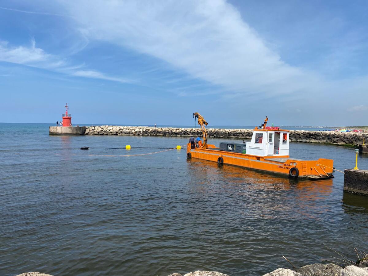 Ripartiti i lavori di dragaggio del porto canale di Rio Martino, a Latina. - 