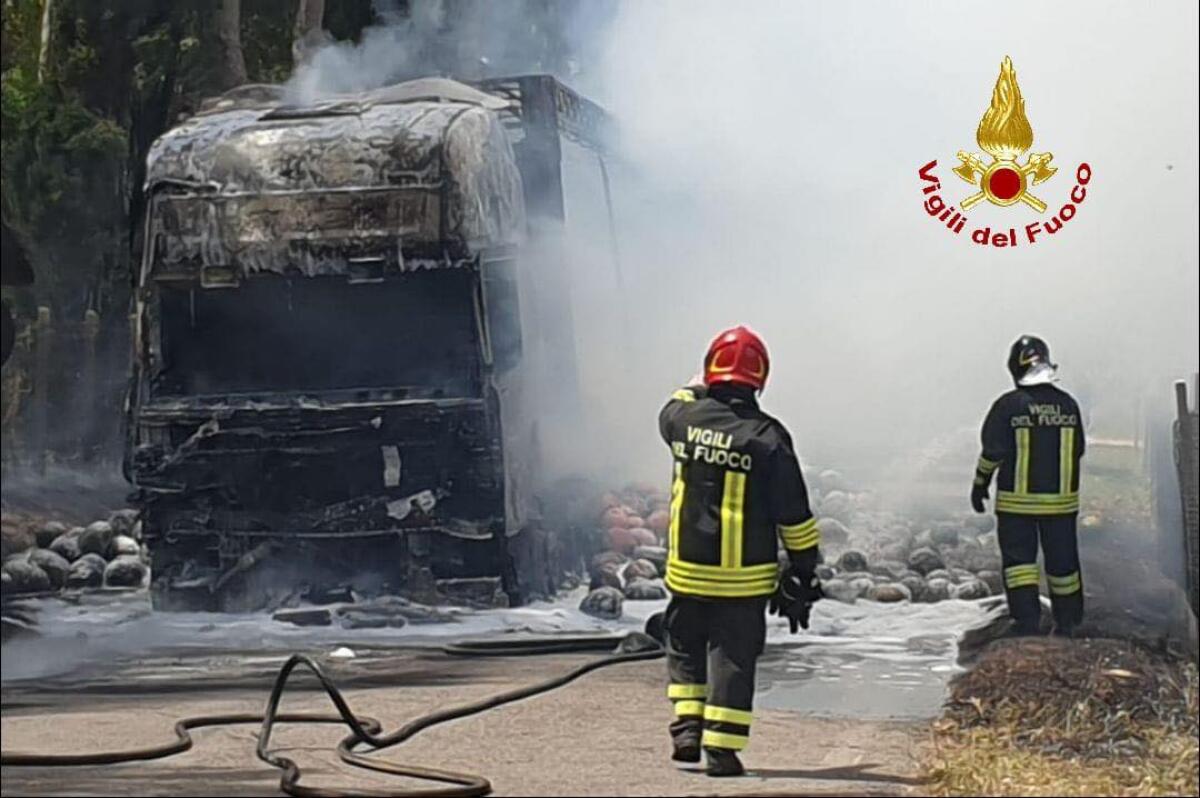 Camion carico di angurie prende fuoco a Latina, intervento dei vigili del fuoco - 