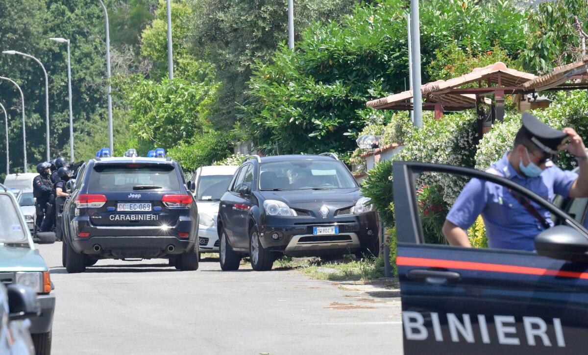 Strage feroce ad Ardea: il killer chiuso in casa da un anno con la pistola presa al padre - 