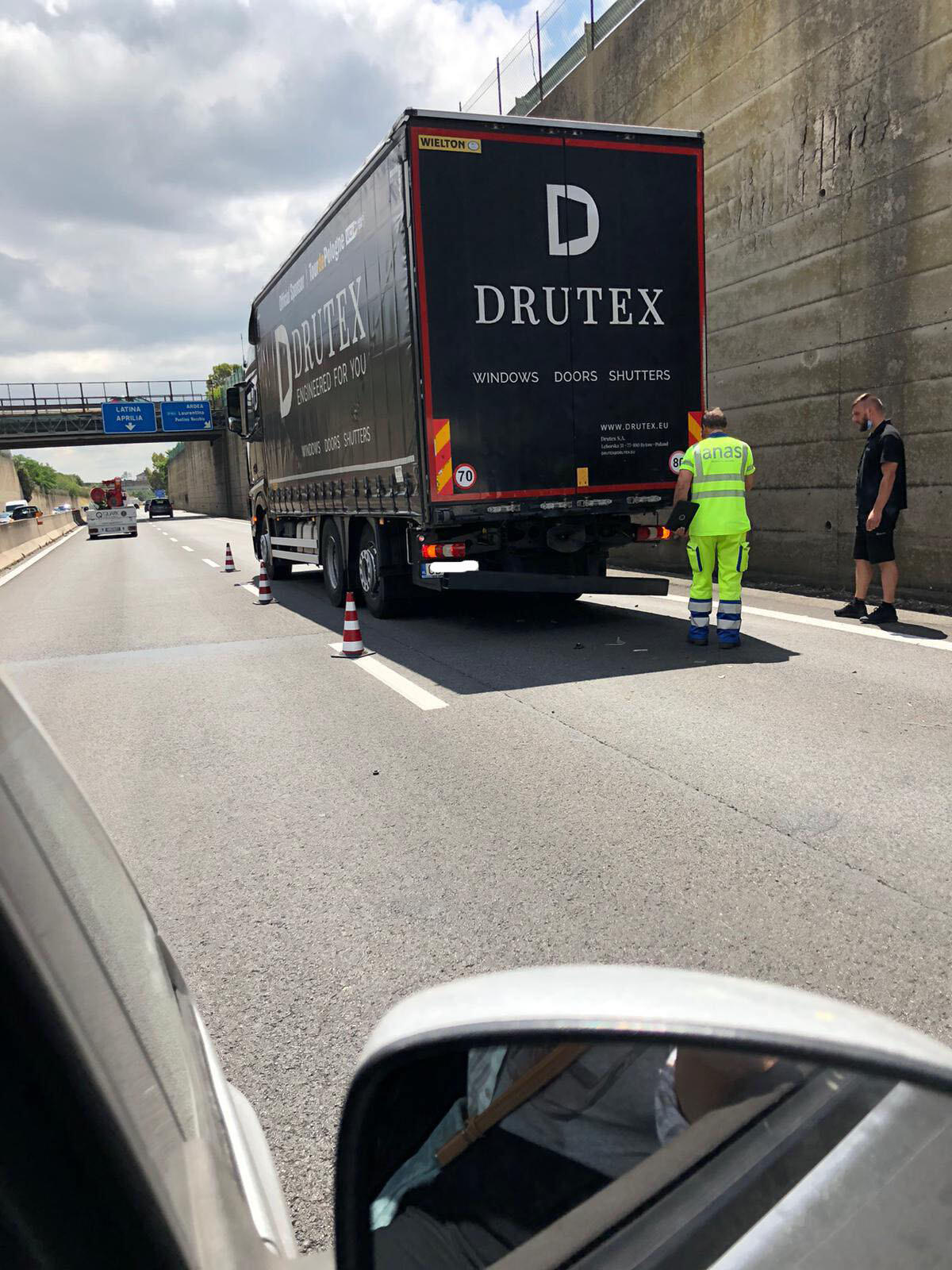 Incidente sulla Pontina poco prima dello svincolo per Ardea, traffico verso Latina - 