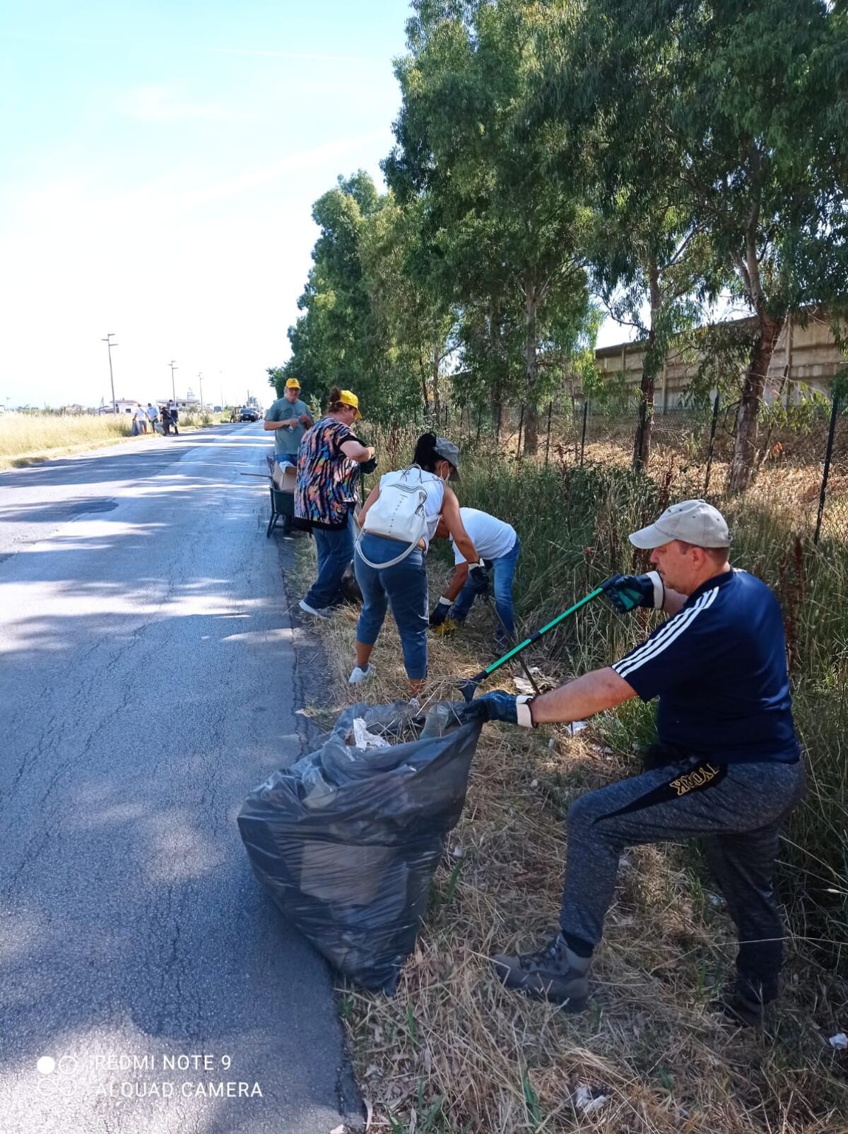 Aprilia - Decine di volontari ripuliscono le strade del quartiere Selciatella - 
