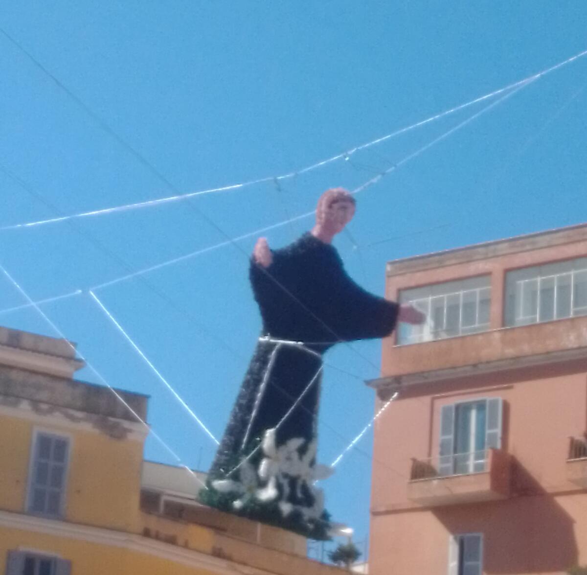 Anzio, dopo le polemiche rimossa da piazza Pia la riproduzione di Sant'Antonio che non piaceva a nessuno - 