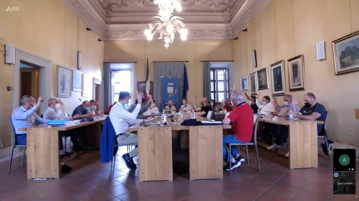 Genzano, scritte semite sui muri: la condanna del Consiglio Comunale - 