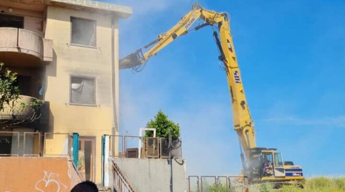 Avviata la demolizione della palazzina D presso il Lido delle Salzare, ad Ardea. Il Sindaco: “soldi buttati al vento per riparare i danni dell’abusivismo”. - 