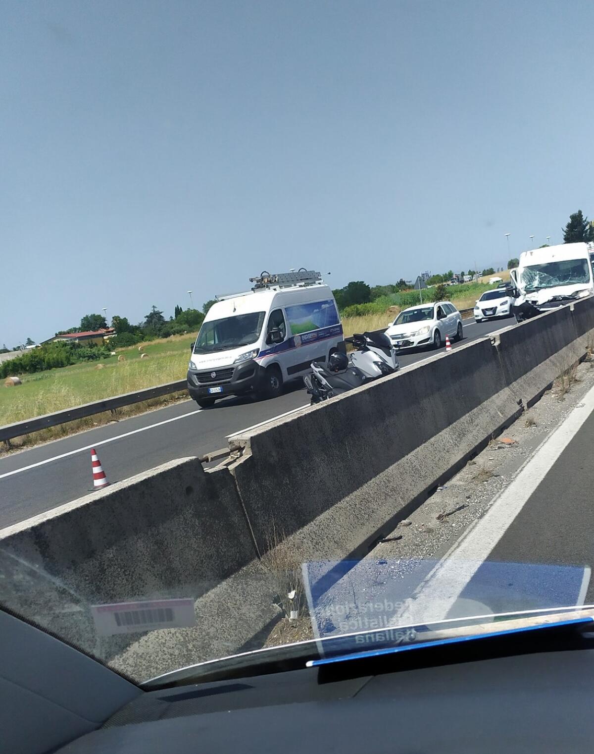 Pontina, incidente ad Aprilia: coinvolti furgone e scooter. Disagi al traffico - 