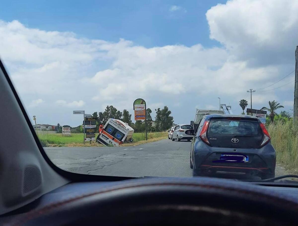 Aprilia, ambulanza fuori strada a Campoverde FOTO - 