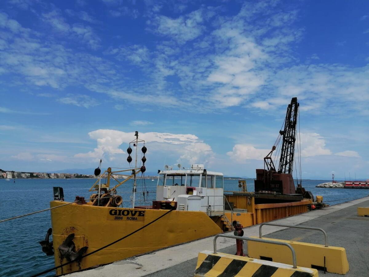 La draga arriva al Porto di Anzio, al via il ripascimento delle spiagge di ponente e l'escavo del canale di accesso FOTO - 