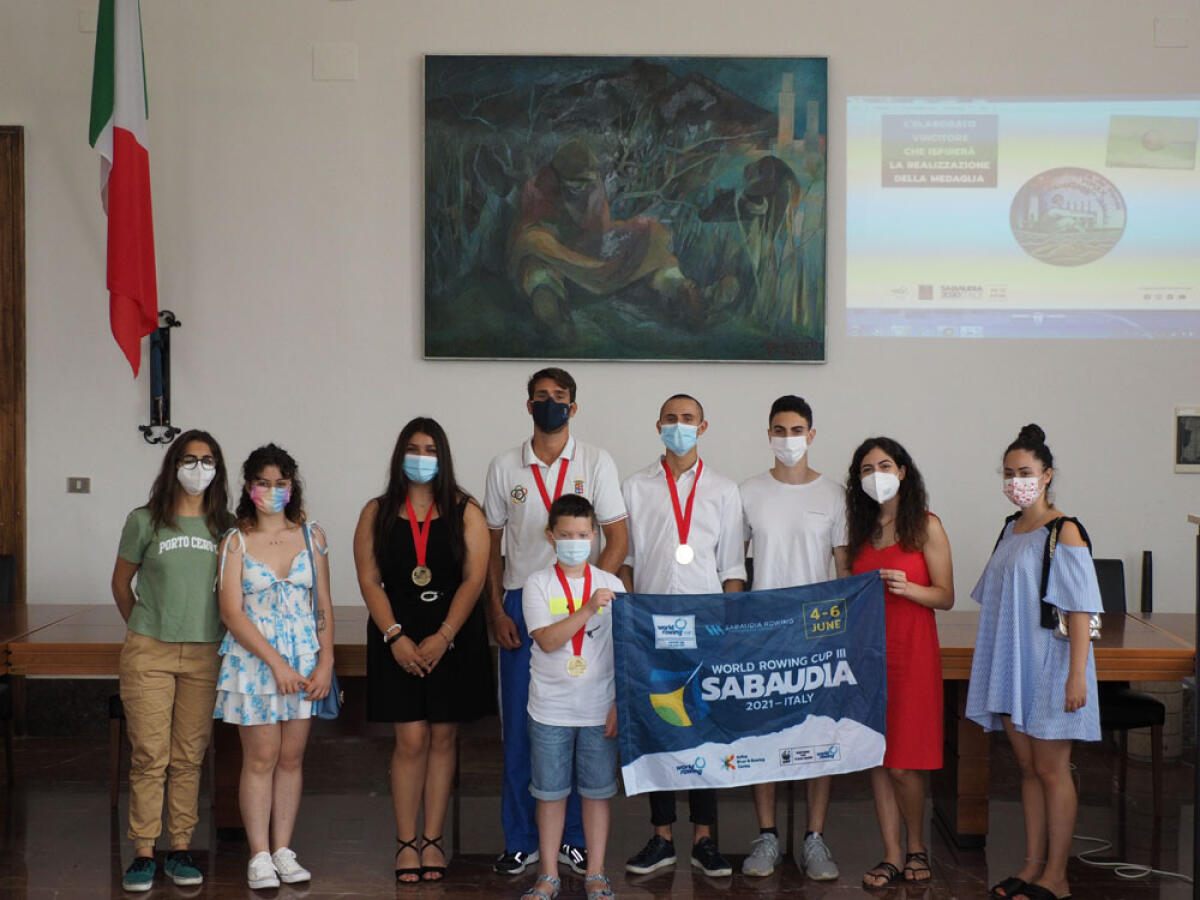 Sabaudia - Oro per i ragazzi che hanno realizzato la medaglia e la mascotte della Coppa del Mondo. Cerimonia in Comune - 