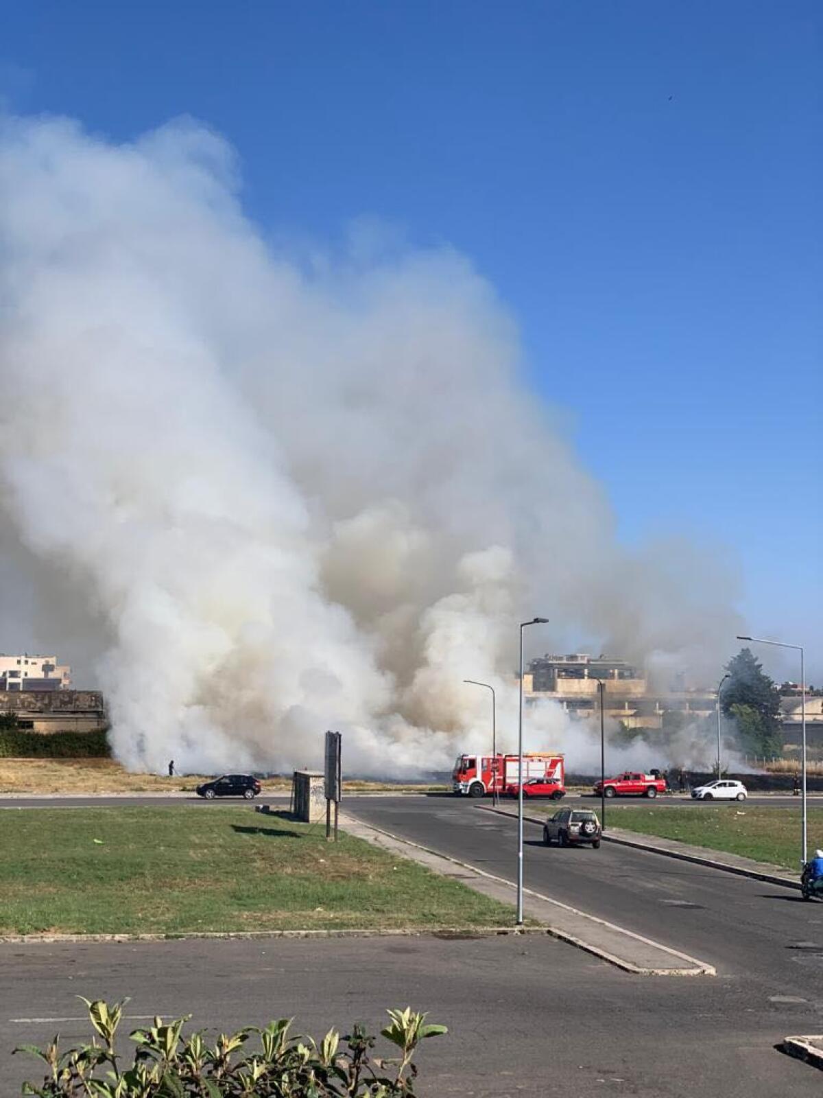 Aprilia - Incendio in via La Malfa, vigili del fuoco al lavoro FOTO - 