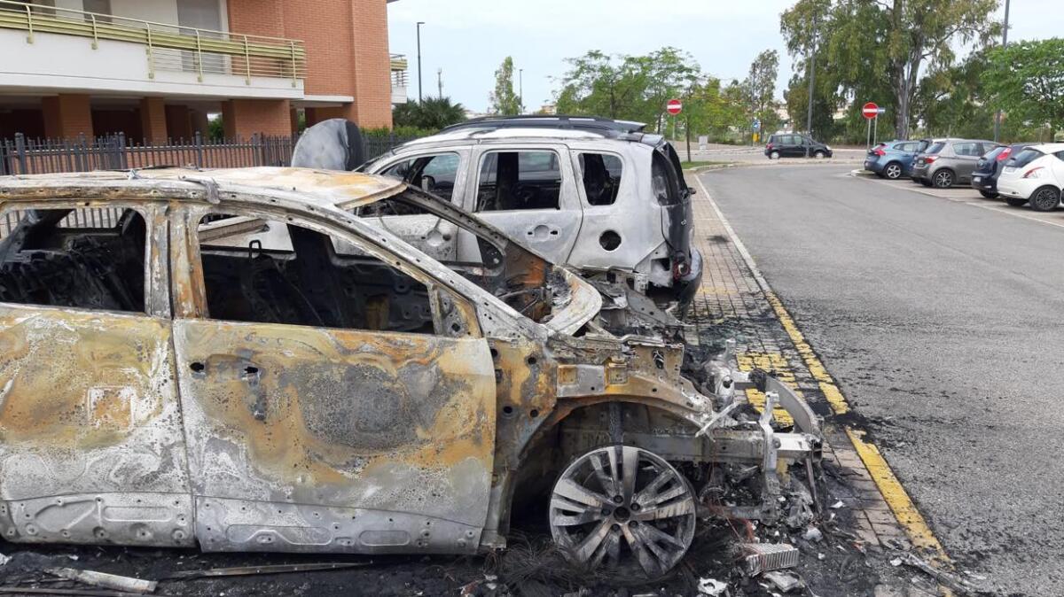 Di nuovo auto in fiamme nella notte ad Aprilia, rogo in via Carroceto FOTO - 