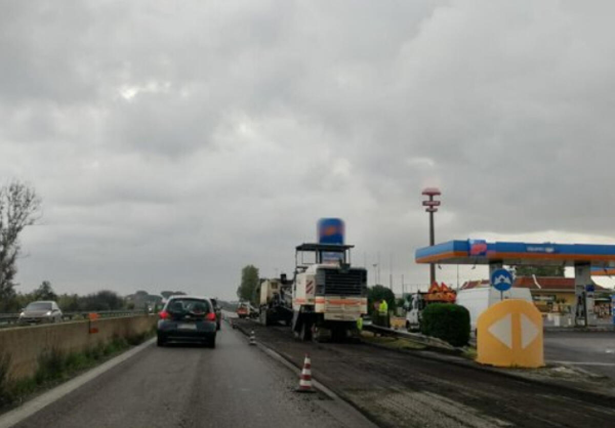 Giornata infernale oggi sulla Pontina, altezza Aprilia: lavori in entrambe le direzione e tamponamento a catena. - 