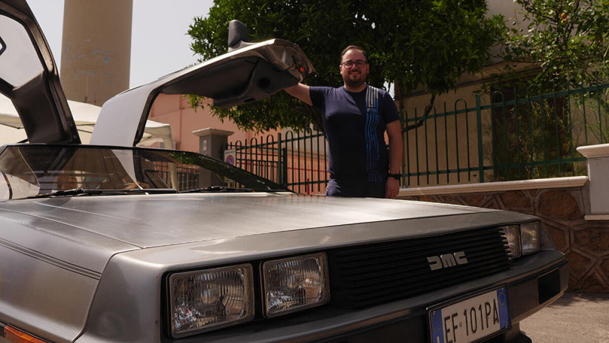 La celebre DeLorean di “Ritorno al Futuro” avvistata per le strade di Aprilia: era una sorpresa di compleanno! - 