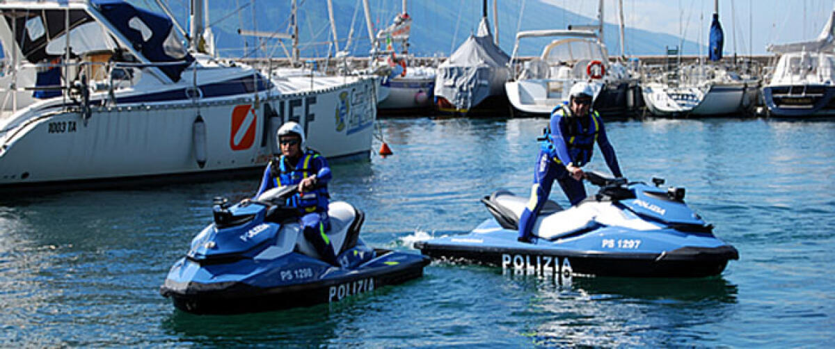 La Polizia soccorre un uomo in mare, sul litorale romano. - 