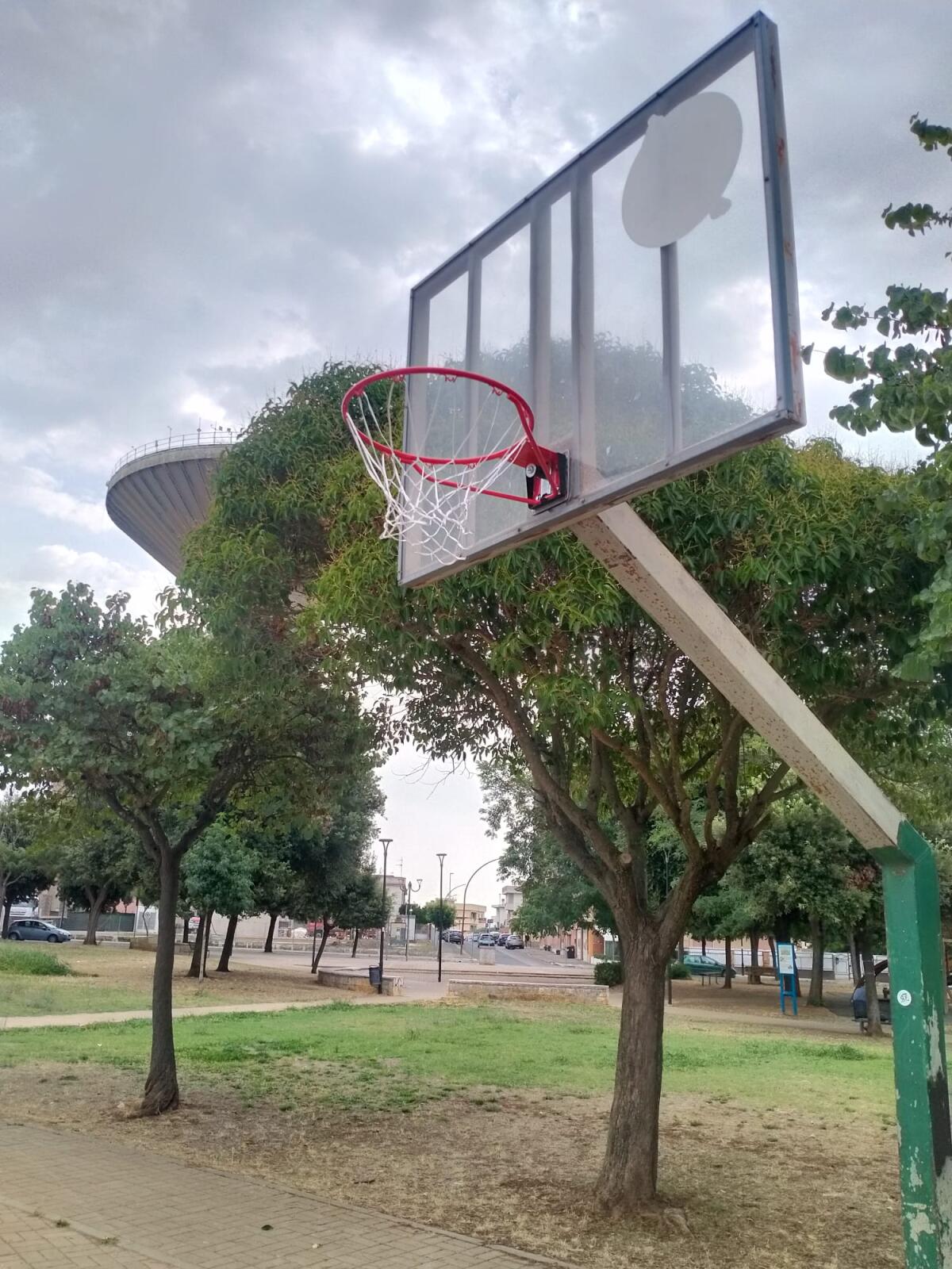 Lotta al degrado, il Comitato di Quartiere “Aprilia Centro” ripara il canestro del Parco Manaresi grazie alla donazione di un privato. - 