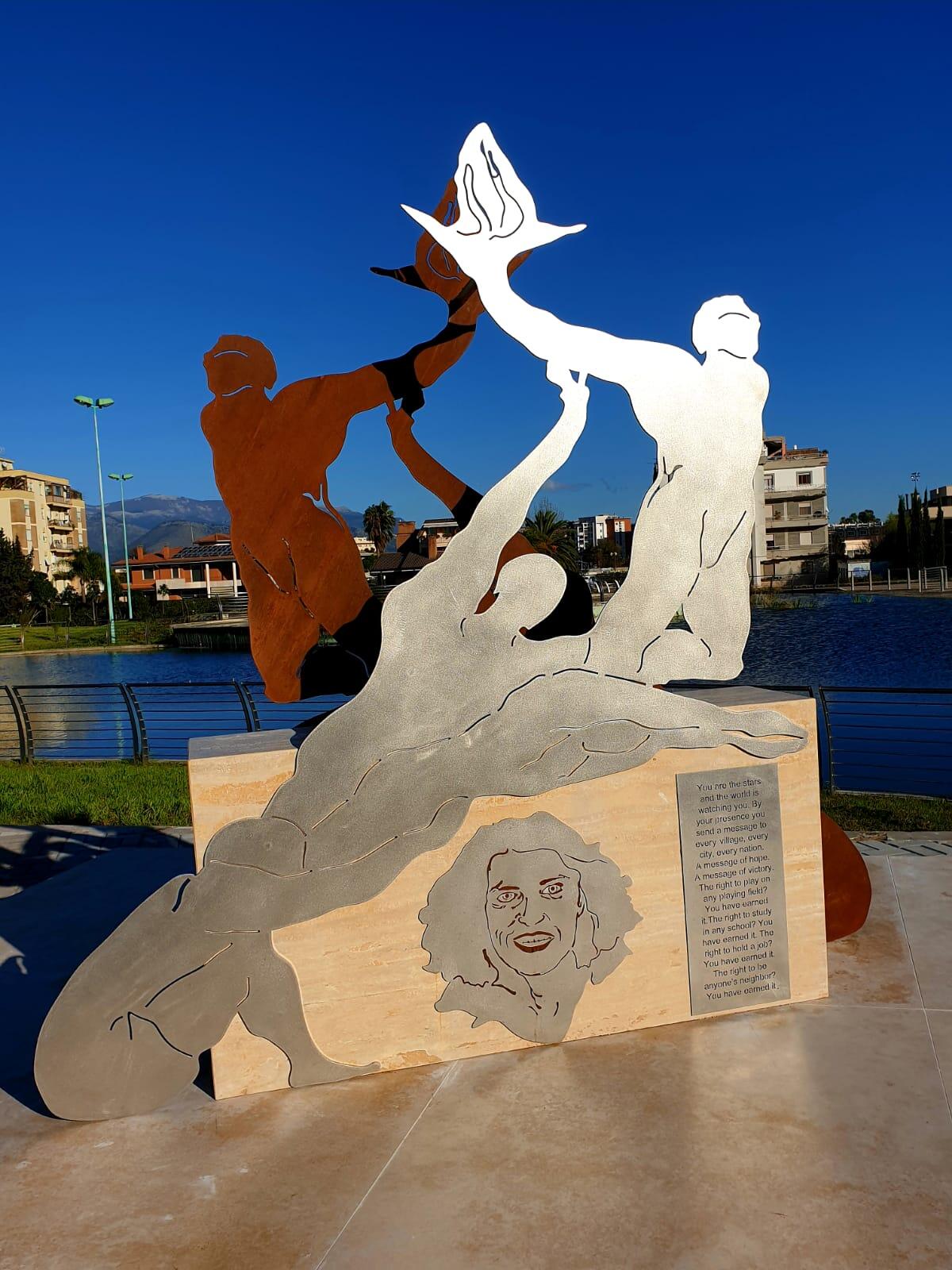 Commemorazione a Latina per il centenario di Eunice Kennedy Shriver: illuminazione artistica al Monumento all’Inclusione. - 