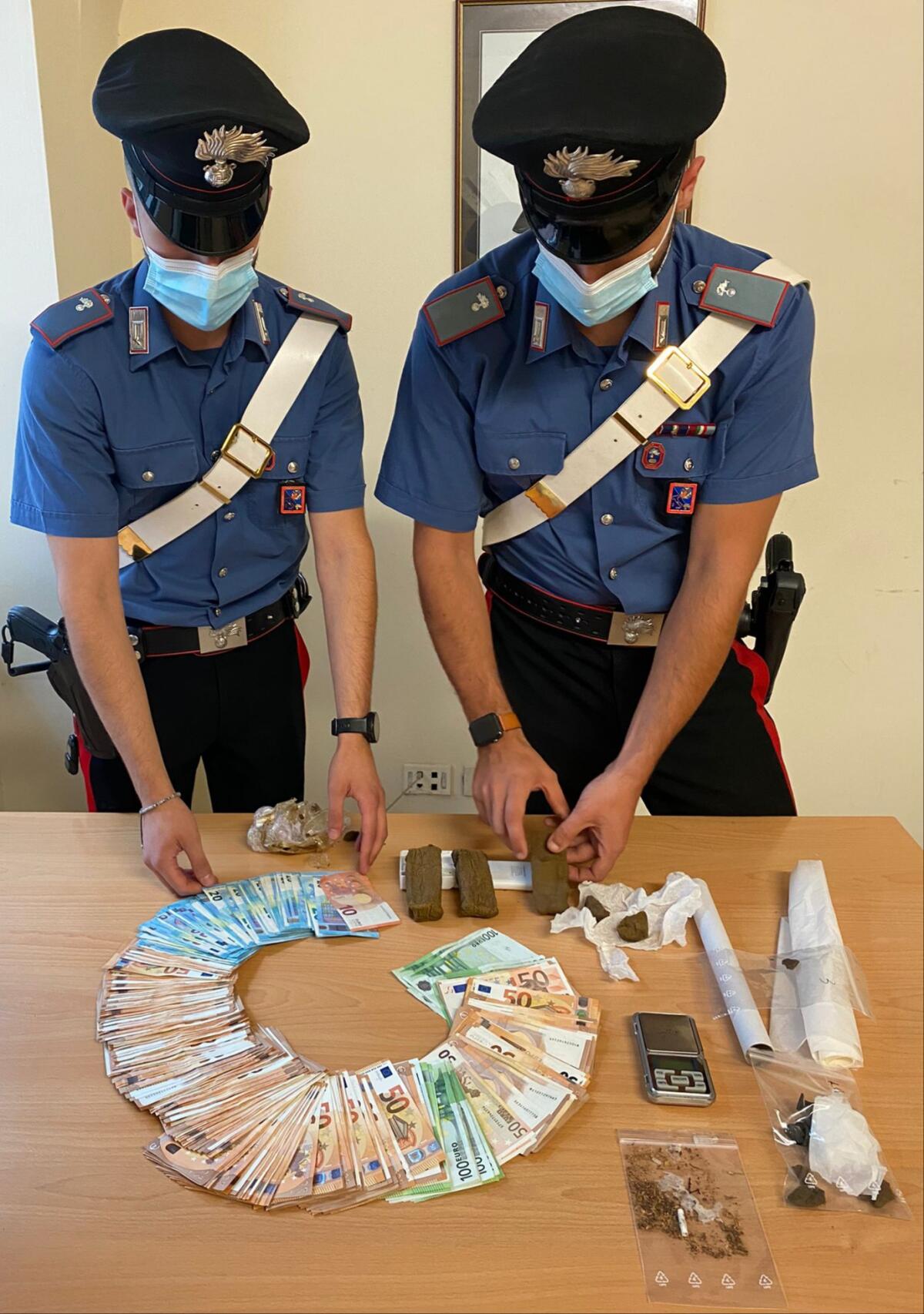 Coltiva marijuana in una serra, arrestato dai carabinieri di Pomezia - 