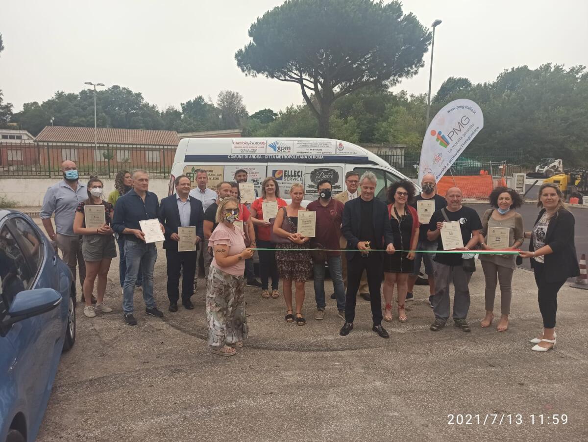 La ditta PMG consegna al Comune di Ardea un pulmino per il trasporto di bambini disabili. - 
